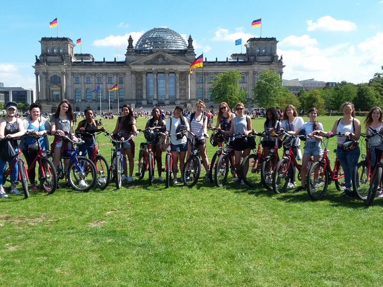 bicycle_tour_in_Berlin_-_outside_the_Reichstag_building
