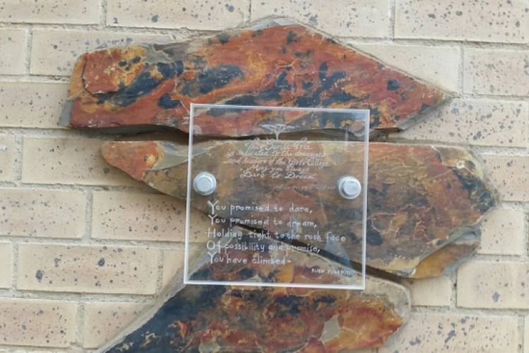 plaque_640x360