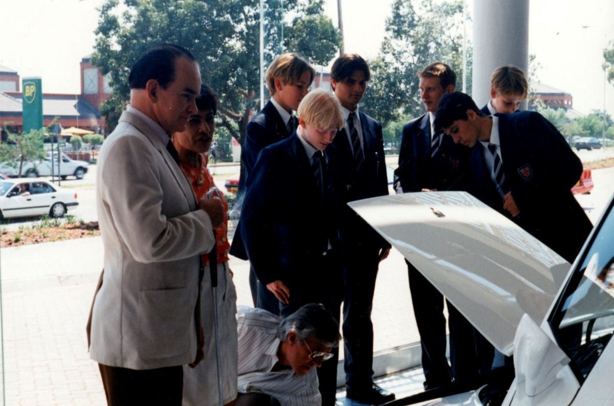 1990s bc kh group to sports car showroom 002