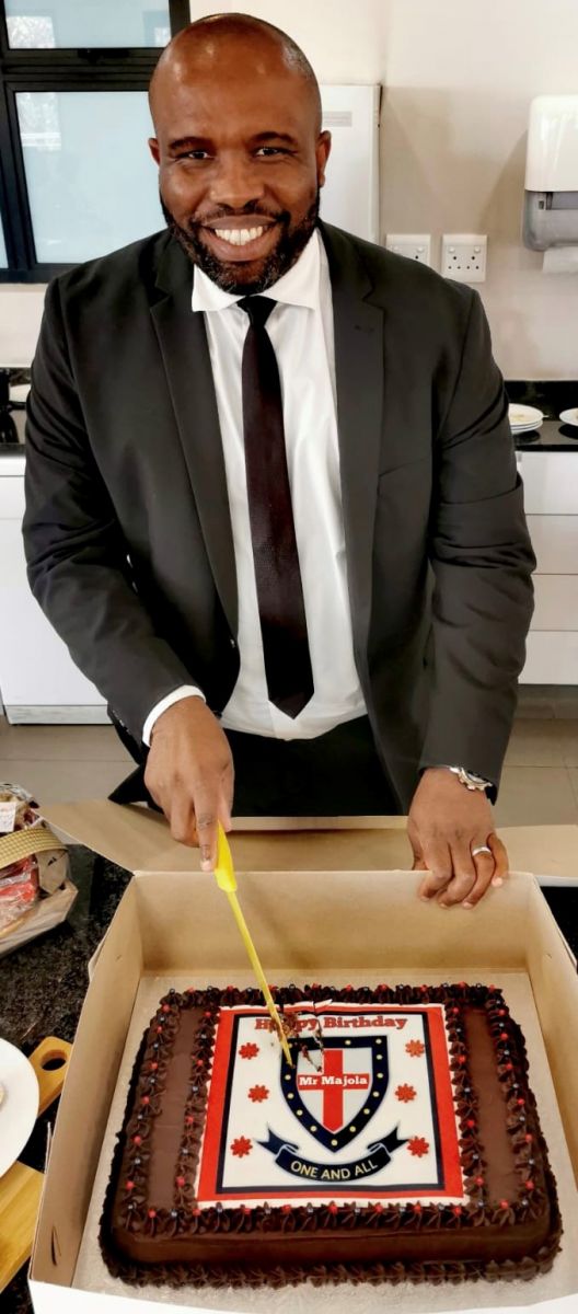 Sm cutting cake