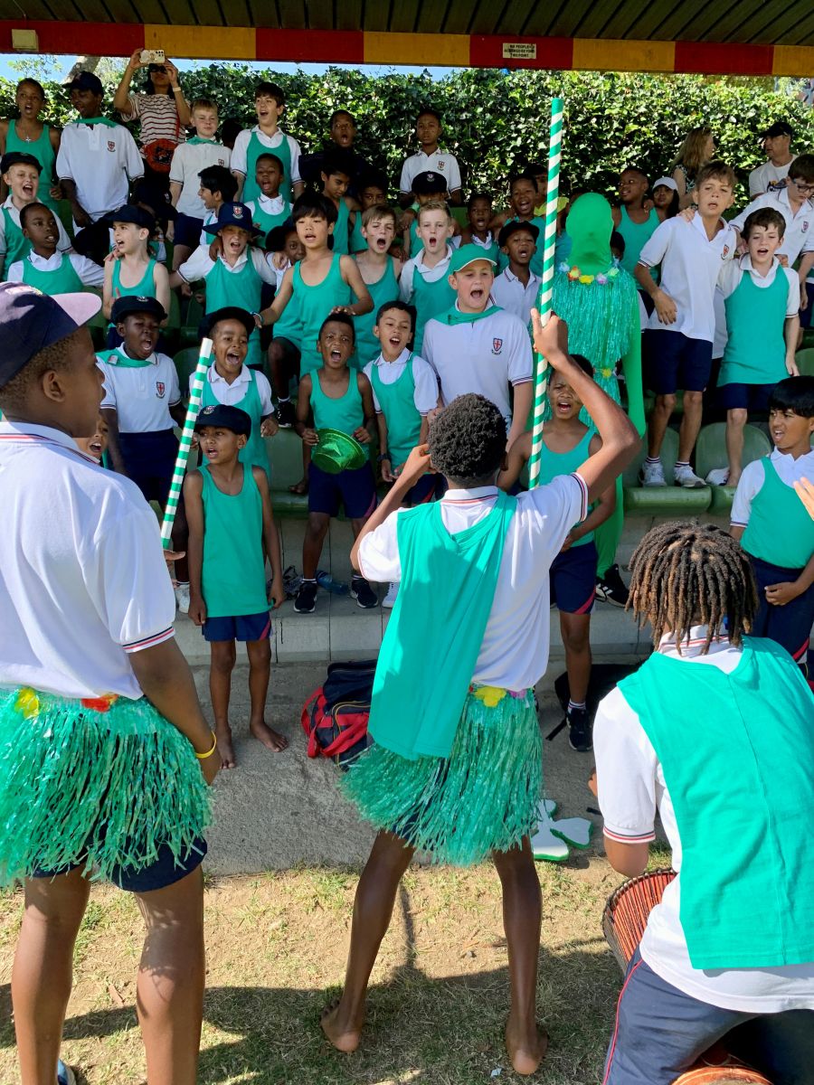 Green cheerleaders