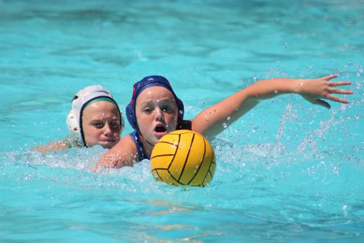 u14_polo_swimming_with_the_ball