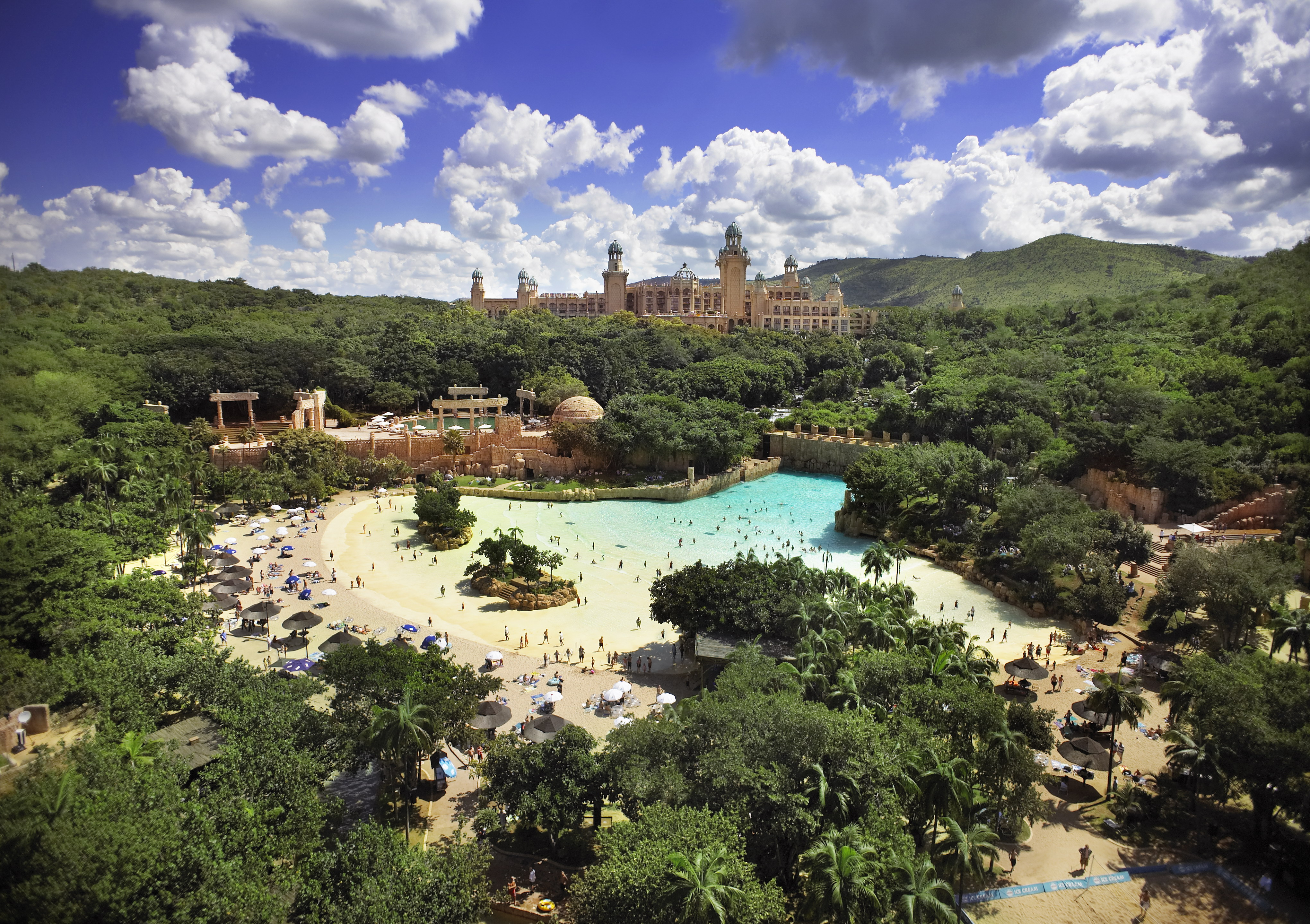 Sun_-sun_city-valley-of-waves-with-the-palace-in-the-background